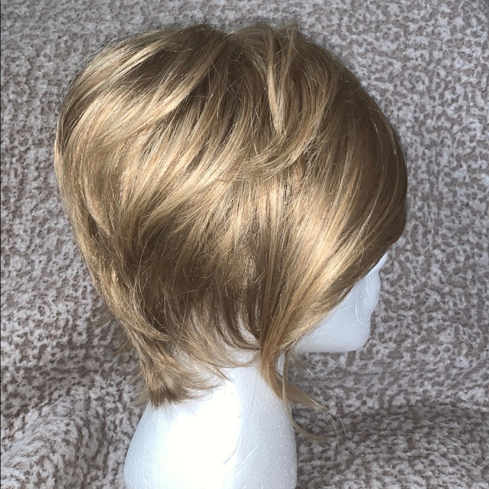 New unworn synthetic wig.  Short sassy style. - Picture 3 of 5